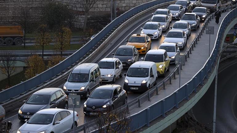 Ara tatil bitti, İstanbul’da trafik felç Sabah saatlerinde yoğunluk %80’e ulaştı