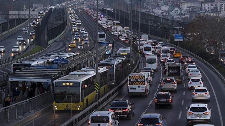 Ara tatil bitti, İstanbul’da trafik felç Sabah saatlerinde yoğunluk %80’e ulaştı