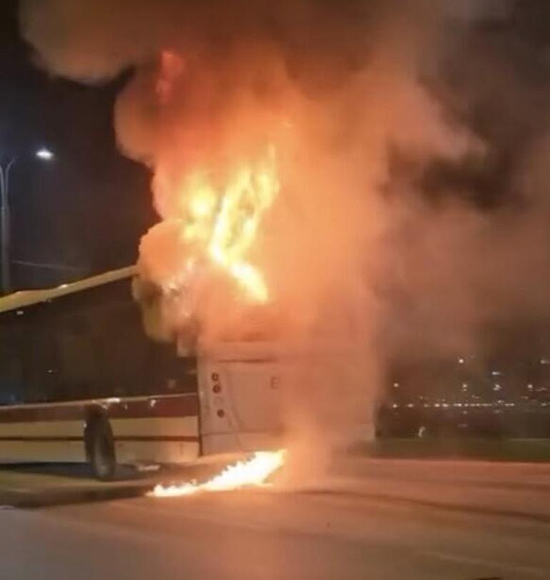 İzmirde belediye otobüsü cayır cayır yandı