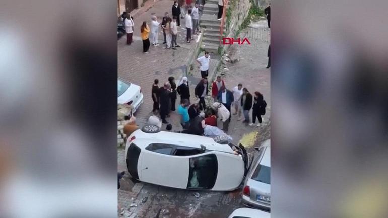 Kağıthanede feci kaza Kontrolden çıkan araç ortalığı savaş alanına çevirdi