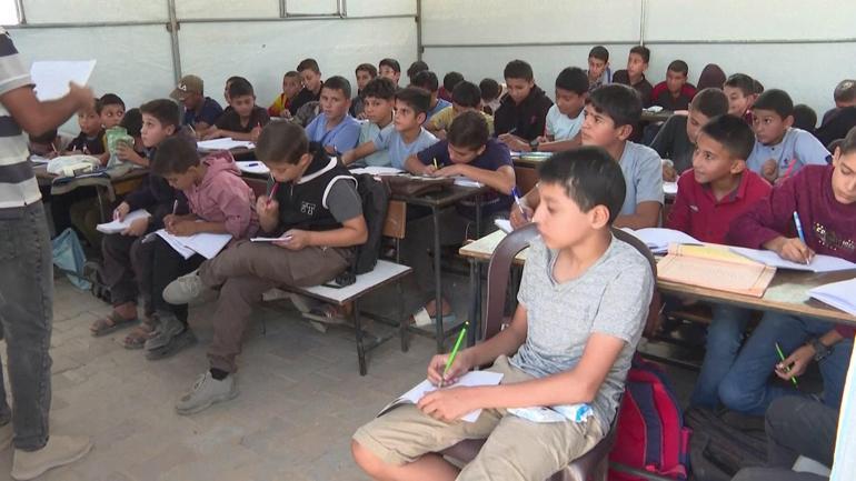 Gazze’de çocuklar çadırda eğitim alıyor