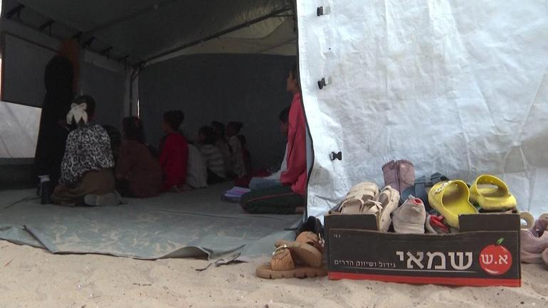 Gazze’de çocuklar çadırda eğitim alıyor