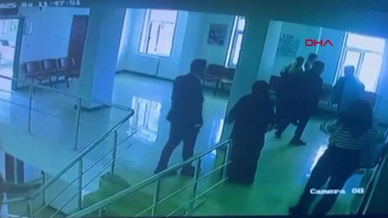 Hasta yakını hemşirelere saldırdı