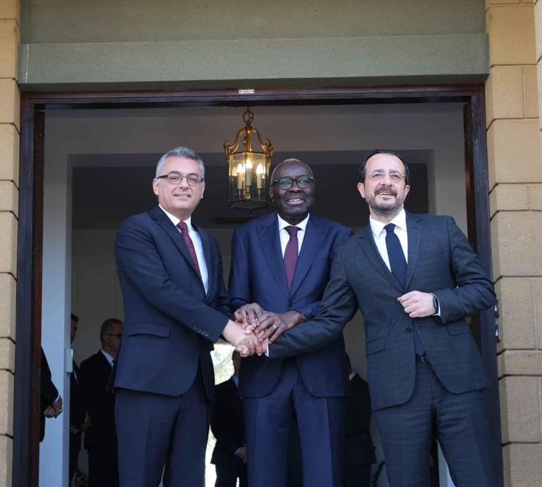 KKTC Cumhurbaşkanı Erhürman, GKRY Lideri Hristodulidis ile ara bölgede görüştü