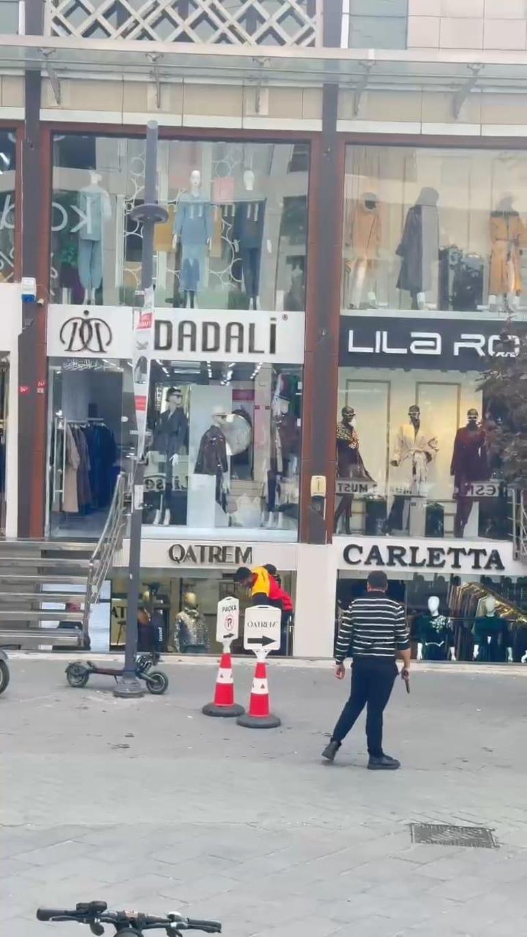 Biri silaha biri bıçağa sarıldı