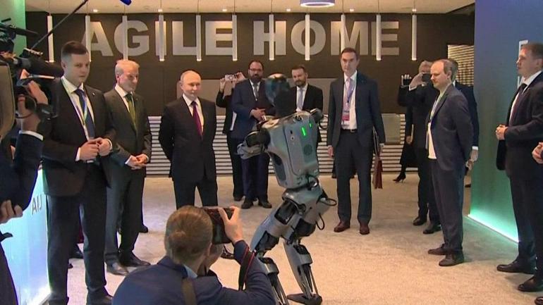 Konferansa damga vurdu Putini dans eden robot karşıladı