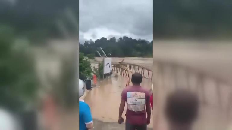 Vietnam’da sel köprüyü böyle yıktı