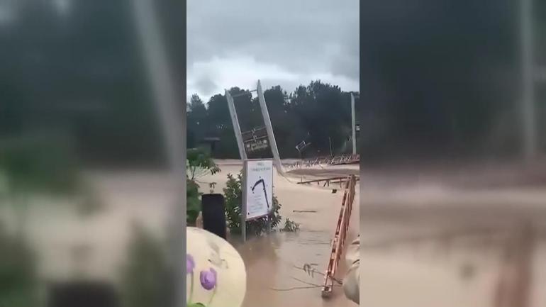 Vietnam’da sel köprüyü böyle yıktı