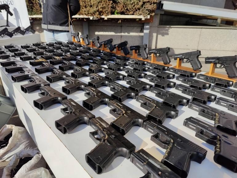 İstanbulda motosikletli suç örgütüne büyük darbe Emniyet ele geçirilen silahları sergiledi