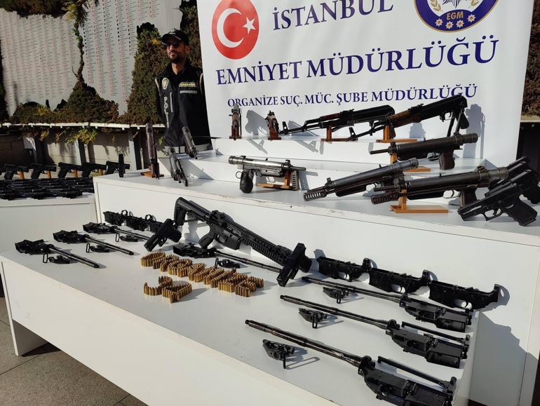 İstanbulda motosikletli suç örgütüne büyük darbe Emniyet ele geçirilen silahları sergiledi