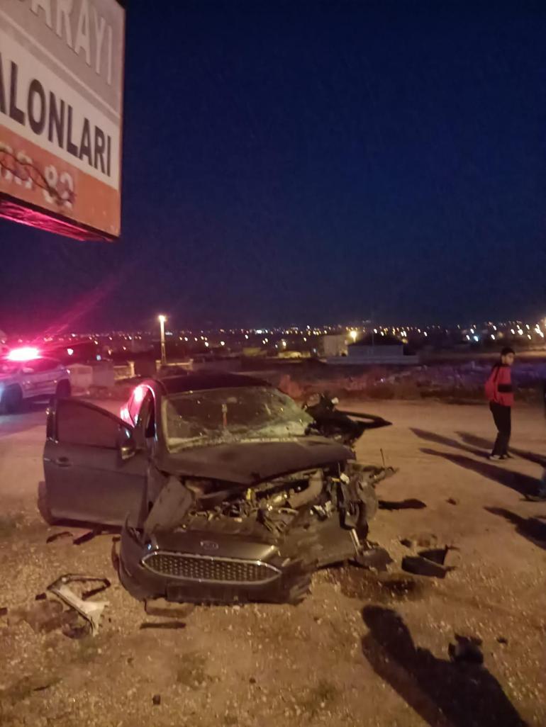 Elazığda feci kaza Traktörle çarpışarak savrulan otomobilin ezdiği yaya öldü, sürücüler yaralandı