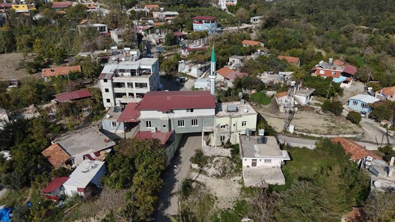 Mahalleli uygun yer bulamayınca... Bu camiyi görenler şaşırıyor