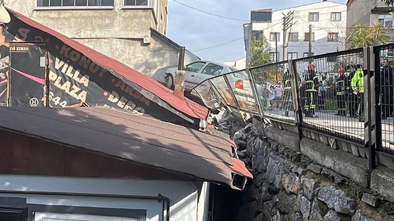 Park halindeki hafif ticari araca çarpan otomobil, evin çatısına çıktı