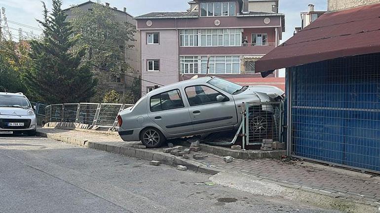 Park halindeki hafif ticari araca çarpan otomobil, evin çatısına çıktı