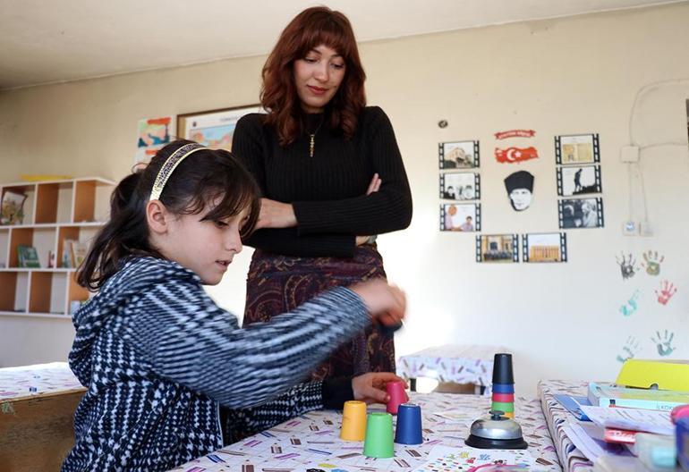 Sadece bir öğrencisine ders veriyor