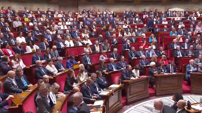 Fransa bütçe kriziyle kilitlendi