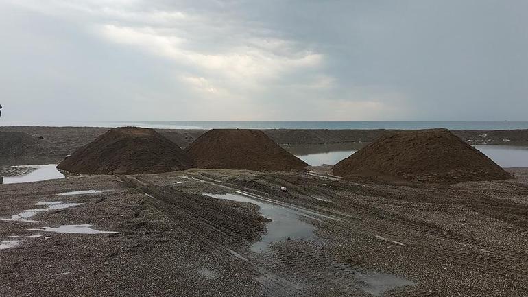 Antalyada çalınan 50 kamyon sahil kumu bulundu