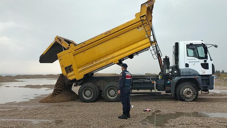 Antalyada çalınan 50 kamyon sahil kumu bulundu