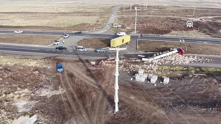 Diyarbakır’da patates yüklü TIR devrildi