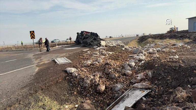 Diyarbakır’da patates yüklü TIR devrildi