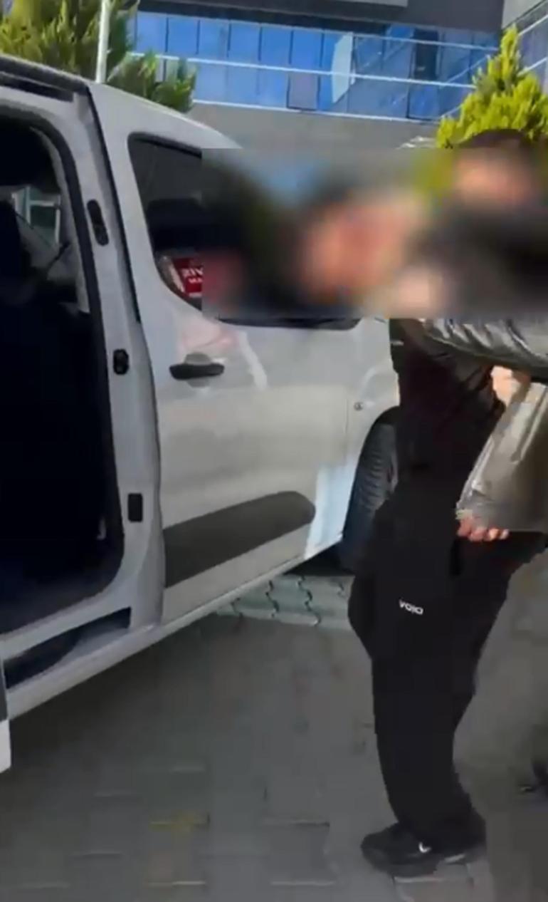 Kuranı Kerim ve Türk bayrağı yakmaya çalışan kişi gözaltına alındı