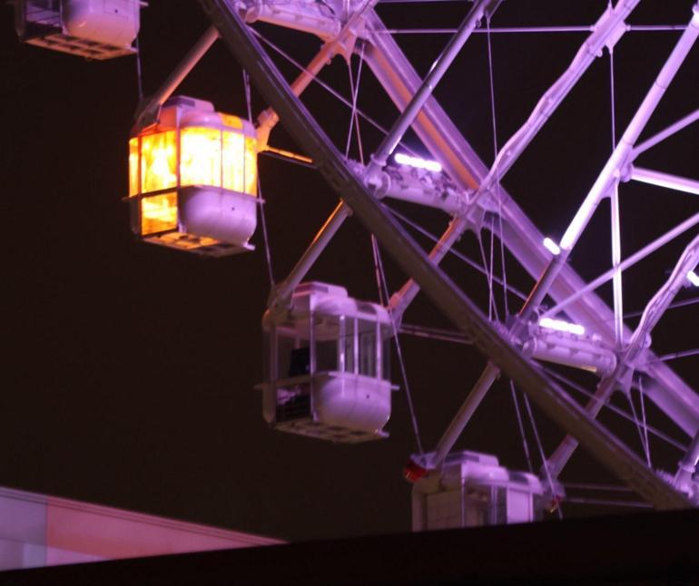 Yıldırım düştü, dönme dolap durdu 20 kişi saatlerce mahsur kaldı...