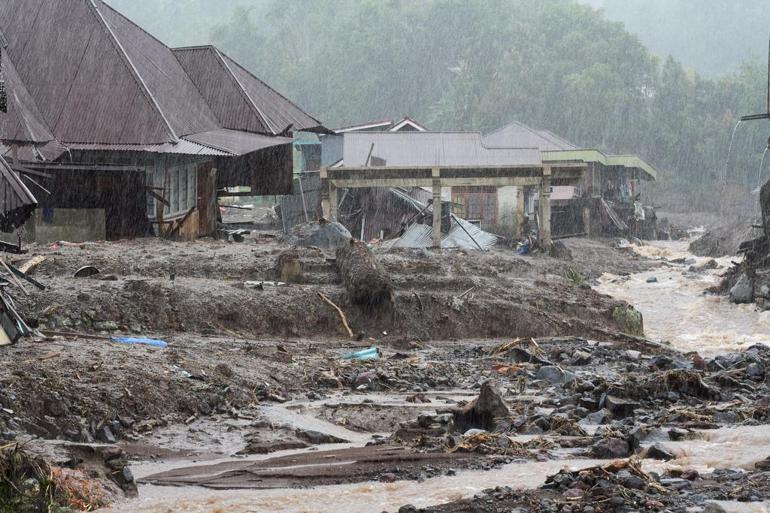 Endonezyada sel felaketi: 49 ölü, onlarca kişi de kayıp
