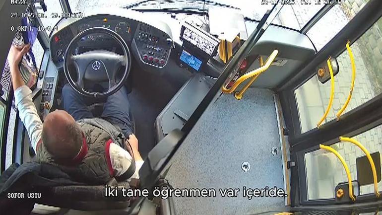 İETT şoföründen 24 Kasım’da anlamlı davranış… Yolda aldığı çiçekleri 2 öğretmene verdi