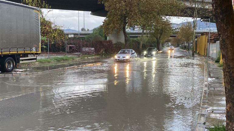 İzmirde sağanak sürücülere zor anlar yaşattı