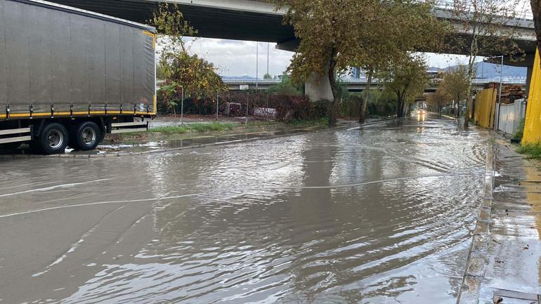 İzmirde sağanak sürücülere zor anlar yaşattı