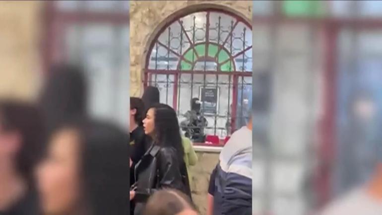 Filistinli çocuklar Doğu Kudüste büyük korku yaşadı | İsrail polisi çocuk tiyatrosunu bastı