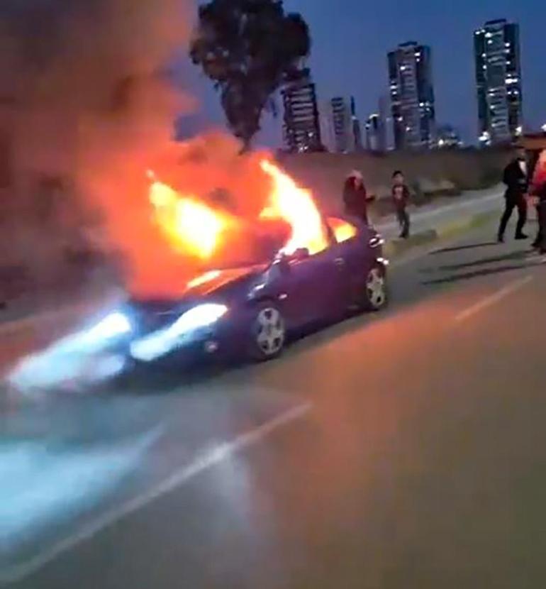 Adanada seyir halindeki otomobil alev alev yandı