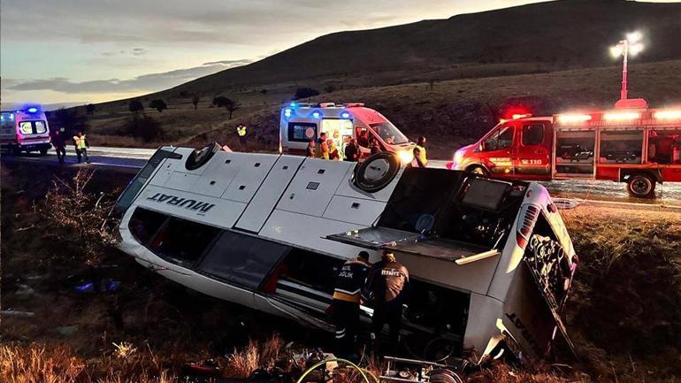 Afyonkarahisarda feci kaza: 2 ölü, 21 yaralı