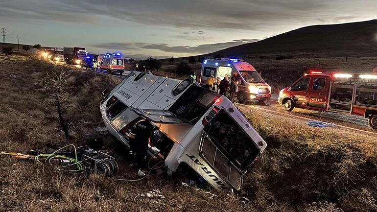 Afyonkarahisarda feci kaza: 2 ölü, 21 yaralı