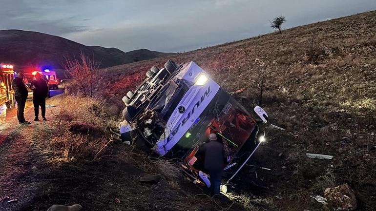 Afyonkarahisarda feci kaza: 2 ölü, 21 yaralı