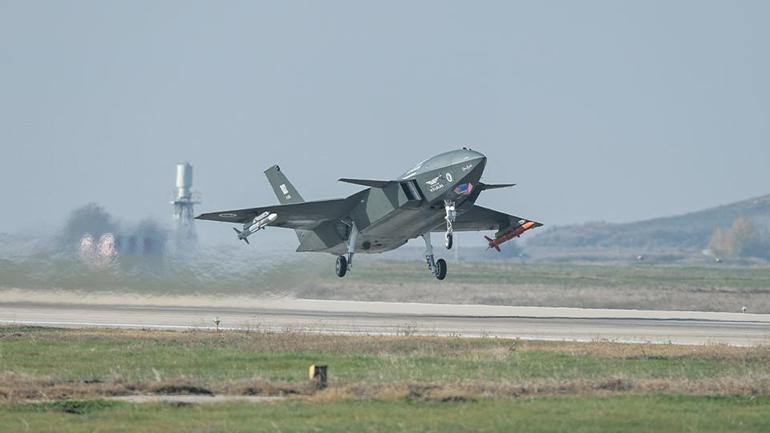 Havacılık tarihinde yeni çağ BAYRAKTAR KIZILELMA HAVA-HAVA FÜZESİYLE HEDEFİ VURDU