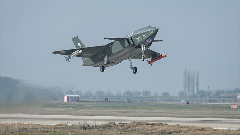 Havacılık tarihinde yeni çağ BAYRAKTAR KIZILELMA HAVA-HAVA FÜZESİYLE HEDEFİ VURDU