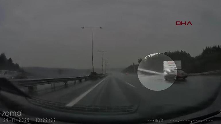 İstanbul’da seyir halindeki TIR şarampole uçtu