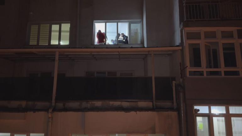  8. kattan yan binanın 5. katına düştü