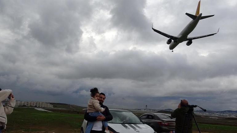 Ziyaretçi akınına uğruyor Sabiha Gökçen pistindeki seyir terasına yoğun ilgi