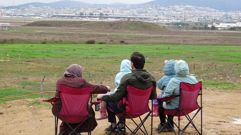 Ziyaretçi akınına uğruyor Sabiha Gökçen pistindeki seyir terasına yoğun ilgi