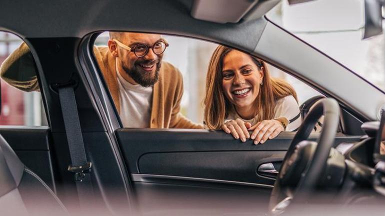 Bayilerde araç var, kredi yok: satışlar durgun Otomobil almak için doğru zaman mı