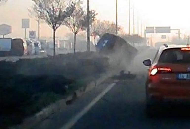 Yine makas terörü: Çarptığı otomobil devrildi Kaza kamerada