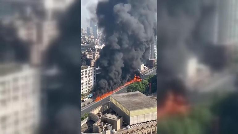 Tonlarca petrol taşıyan kamyon yandı