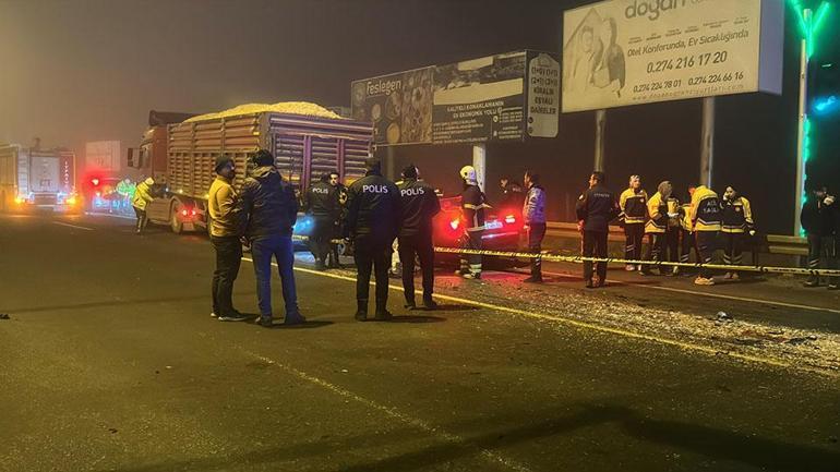 Yoğun sis ve aşırı hız can aldı Kütahyada katliam gibi kaza: 4 ölü