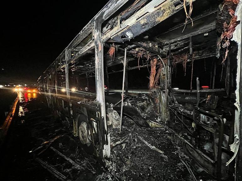 Arnavutköyde yanan İETT otobüsü küle döndü