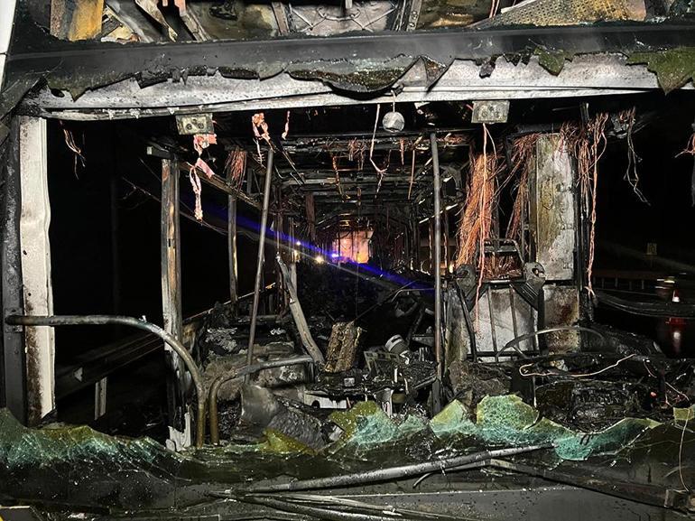 Arnavutköyde yanan İETT otobüsü küle döndü