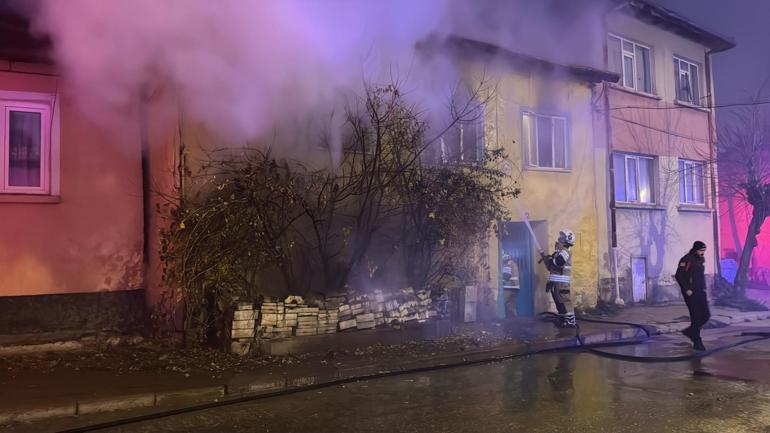 Ev yangınında anne öldü, kızı yaralandı