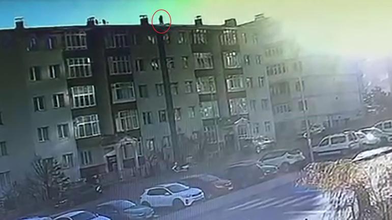  Tamir ettiği bacayı kontrol ederken çatıdan düşüp öldü