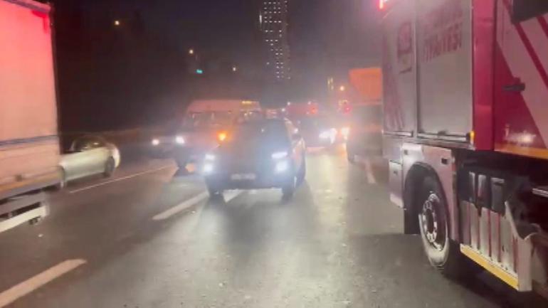 Bağcılar TEM Otoyolunda zincirleme kaza 3 şerit trafiğe kapatıldı